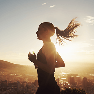  Ćwiczenia i Twoje ciało - biegnąca dziewczyna na tle zachodzącego słońca