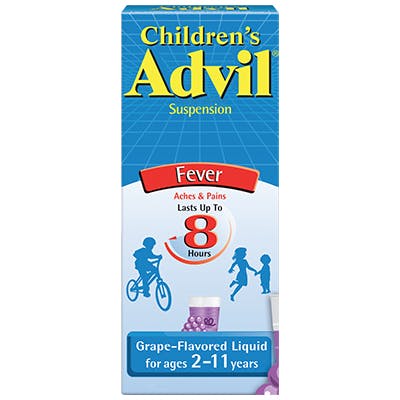 una caja azul de Children's Advil para la fiebre con sabor a uvas sobre el fondo blanco