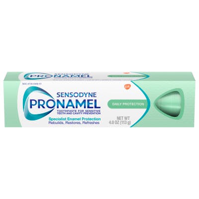 una caja de dentífrico Sensodyne ProNamel Daily Protection sobre el fondo gris