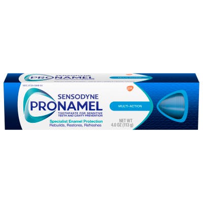 una caja de dentífrico Sensodyne ProNamel Multi-Action sobre el fondo blanco