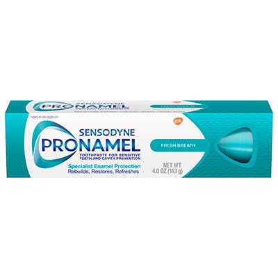 una caja de dentífrico Sensodyne ProNamel Fresh Breath sobre el fondo blanco