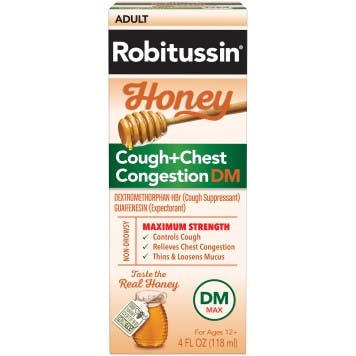 una caja marrón de Robitussin Honey para adultos con tos y congestión con un dibujo de tarro de miel sobre el fondo blanco