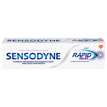 una caja de dentífrico Sensodyne rapid Relief sobre el fondo blanco