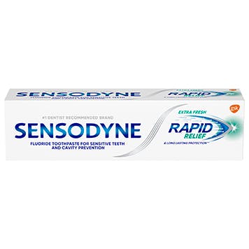 una caja de dentífrico Sensodyne Extra Fresh Rapid Relief sobre el fondo blanco