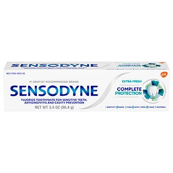 una caja de dentífrico Sensodyne Fresh Complete Protection sobre el fondo blanco