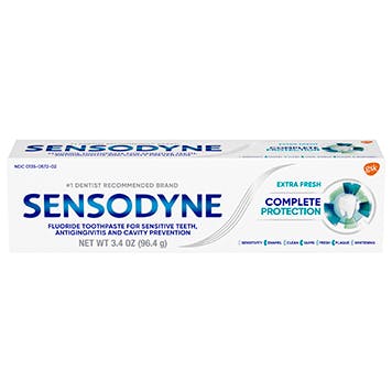 una caja de dentífrico Sensodyne Fresh Complete Protection sobre el fondo blanco una caja de dentífrico Sensodyne Fresh Complete Protection sobre el fondo blanco