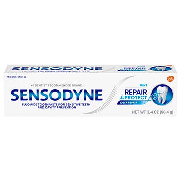 una caja de dentífrico Sensodyne Mint Repair & Protect sobre el fondo blanco