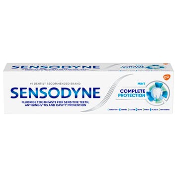 una caja de dentífrico Sensodyne para una protección completa sobre el fondo blanco