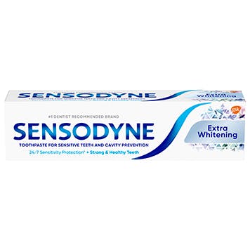 una caja de dentífrico Sensodyne Extra Whitening sobre el fondo blanco