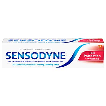 una caja de dentífrico Sensodyne Full Protection Whitening sobre el fondo blanco