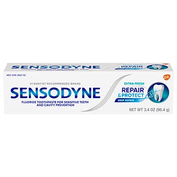 una caja de dentífrico Sensodyne Extra Fresh Rapid & Protect sobre el fondo blanco