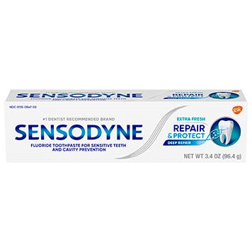 una caja de dentífrico Sensodyne Extra Fresh Rapid & Protect sobre el fondo blanco una caja de dentífrico Sensodyne Extra Fresh Rapid & Protect sobre el fondo blanco