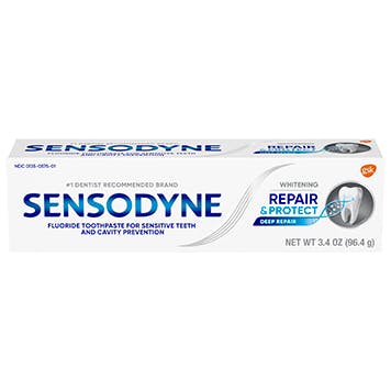 una caja de Sensodyne Whitening Repair & Protect sobre el fondo blanco