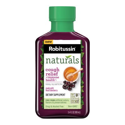 una botella de Robitussin Naturals de color morado para la tos con miel sobre el fondo blanco