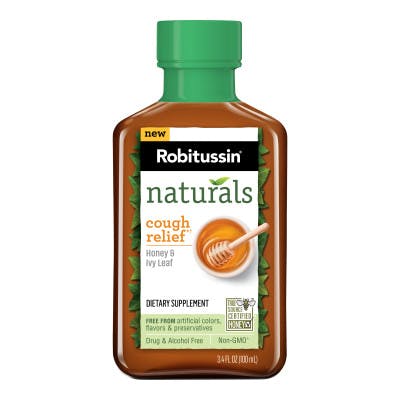 una botella de Robitussin Naturals de color marrón para aliviar la tos con miel y hoja de hiedra sobre el fondo blanco