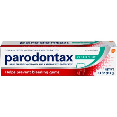 una caja de dentífrico Parodontax Clean Mint sobre el fondo blanco