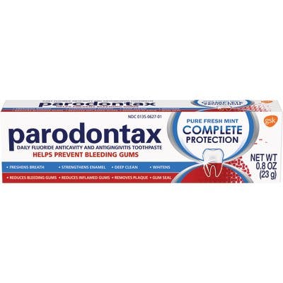 una caja de dentífrico Parodontax para la prevención del sangrado de las encías sobre el fondo blanco