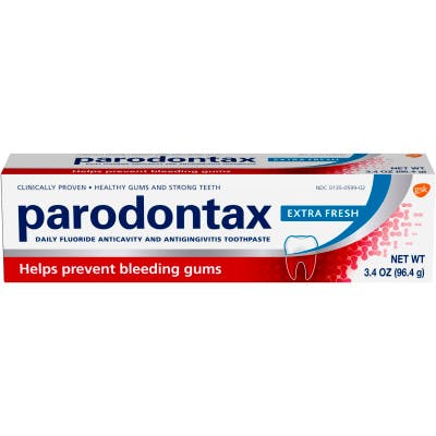 una caja de dentífrico Parodontax Extra Fresh sobre el fondo blanco