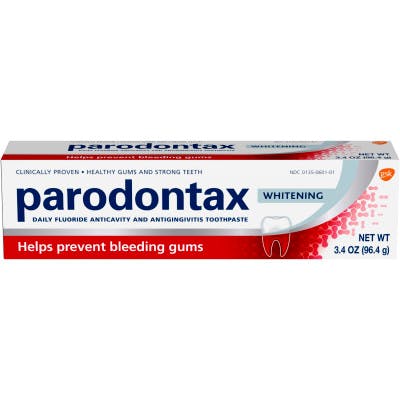una caja de dentífrico Parodontax Whitening para la prevención de sangrado de las encías sobre el fondo blanco