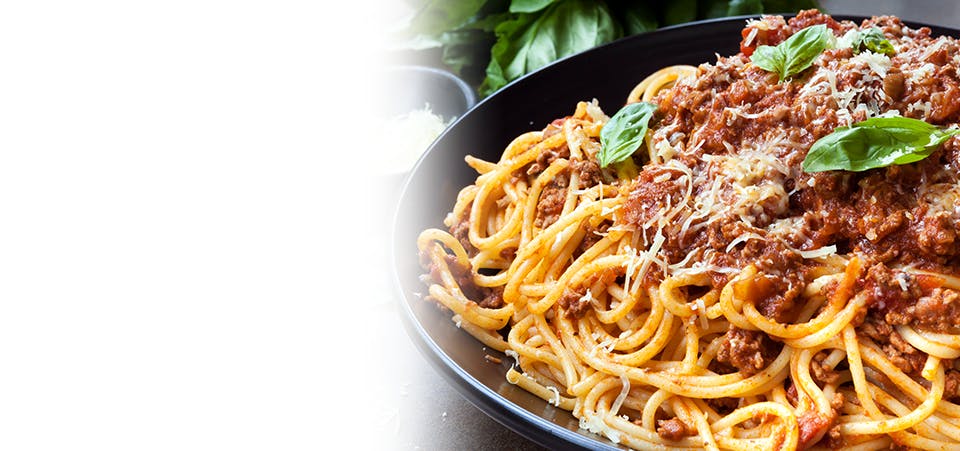 Grande assiette de spaghetti avec sauce à la viande