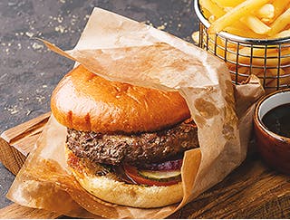Gros hamburger, frites et sauce-trempette