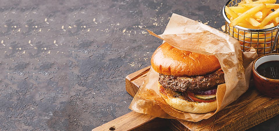 Gros hamburger, frites et sauce trempette