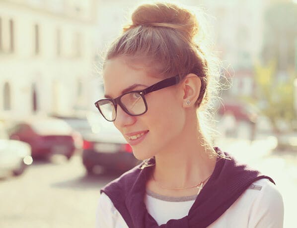 Dívka s brýlemi